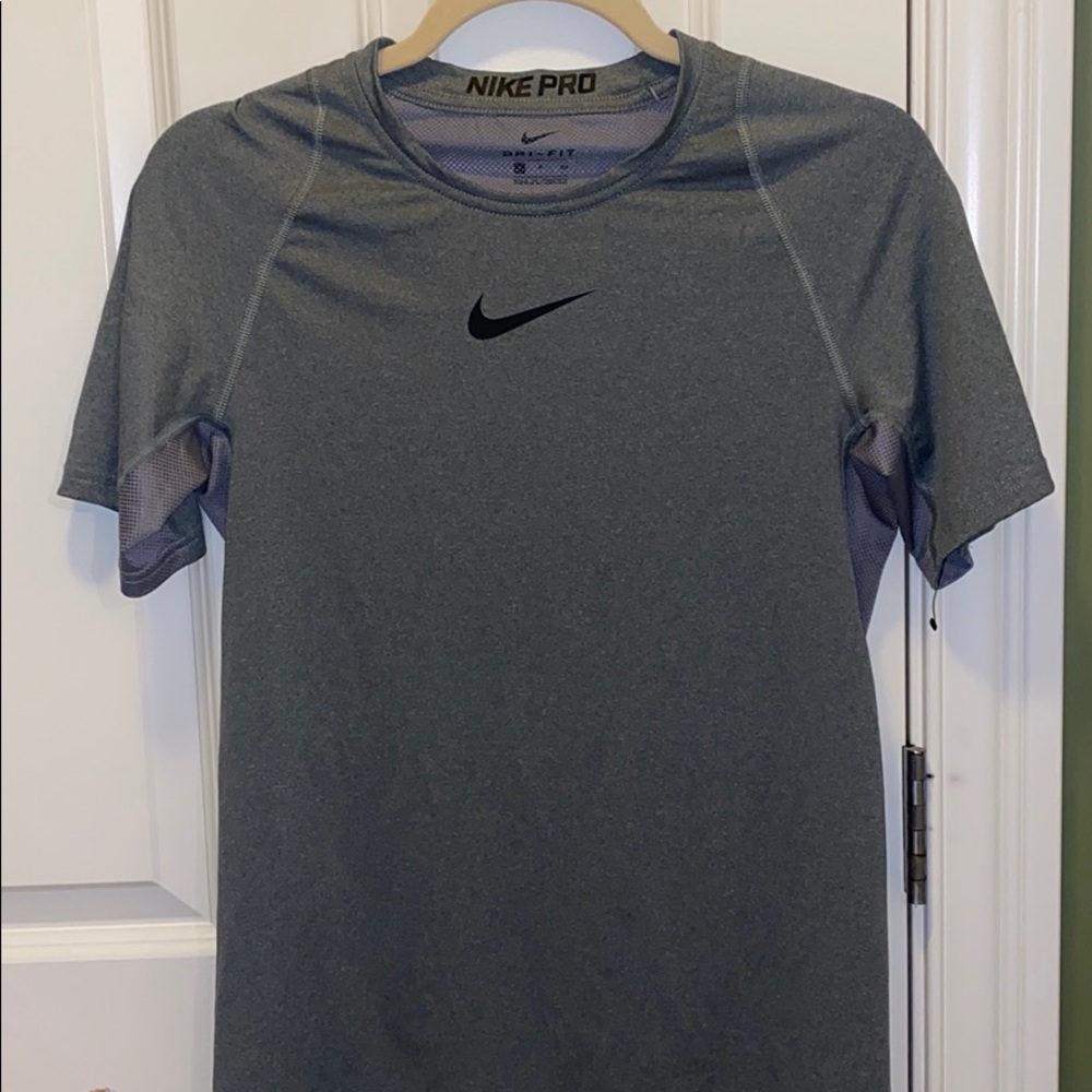 Nike Pro Athletic Fit stretchy Grey Tee Shirt